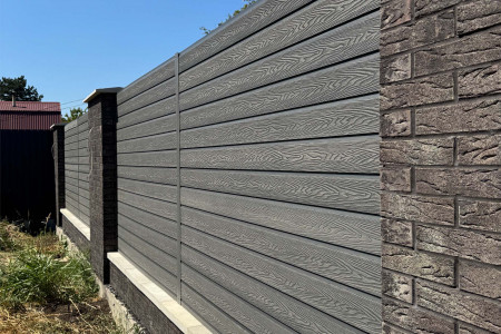 Забор серого цвета из панелей ДПК EasyDecking Wood-X (шип-паз)