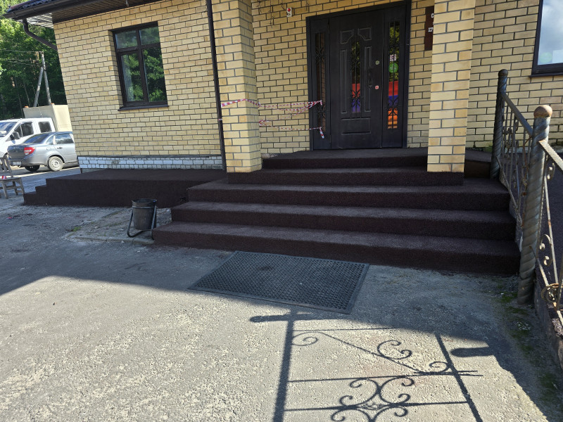 Укладка бесшовного покрытия поверх старой плитки (крыльцо и пандус)