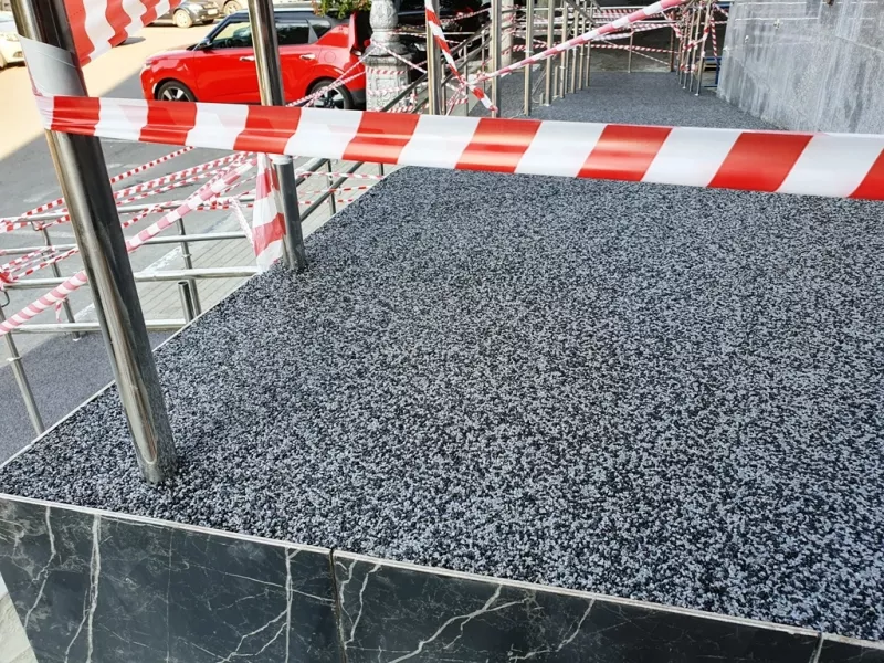 Монтаж бесшовного покрытия из SBR и EPDM крошки на площади Карла Маркса