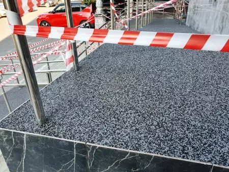 Монтаж бесшовного покрытия из SBR и EPDM крошки на площади Карла Маркса