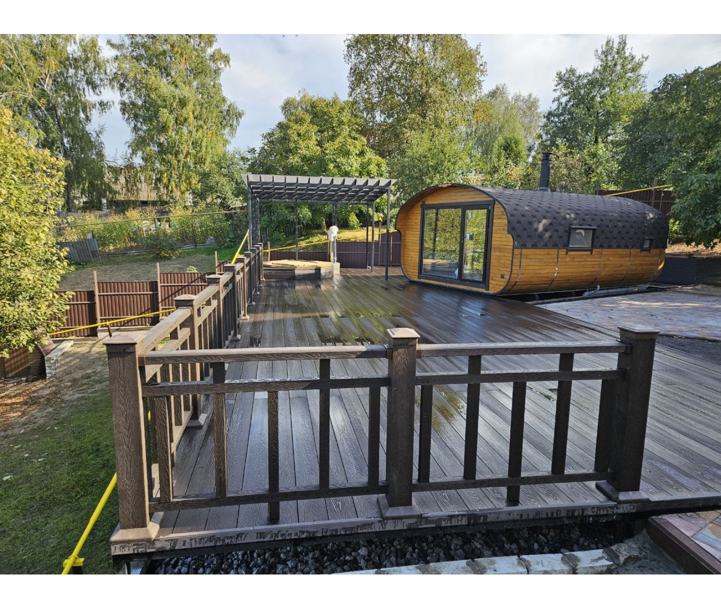 Обустройство веранды с помощью террасной доски и ограждения Nautic