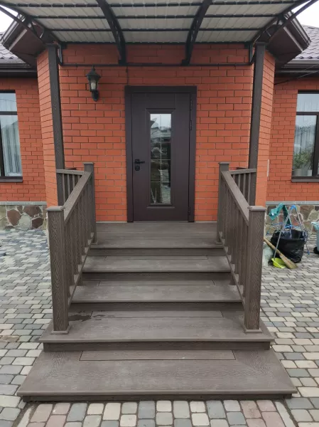 Крыльцо из ДПК EasyDecking: безопасный и стильный вход в дом